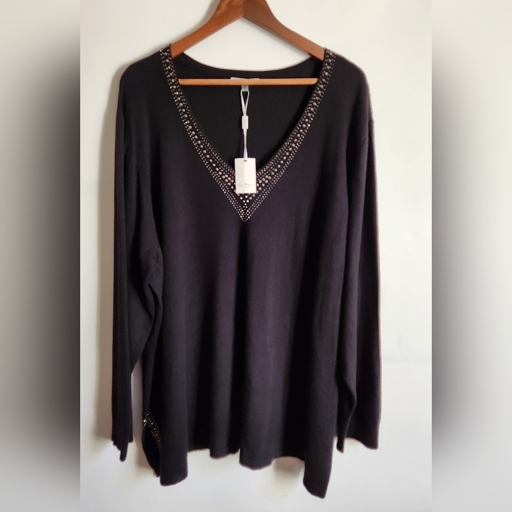 Sweater Knit Pullover V-neckline Long sleeves Soft comfy black color VILA MILANO